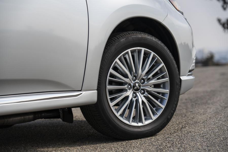 Детали экстерьера Mitsubishi Outlander PHEV 2018 года  (NA) (фото 16 из 41)